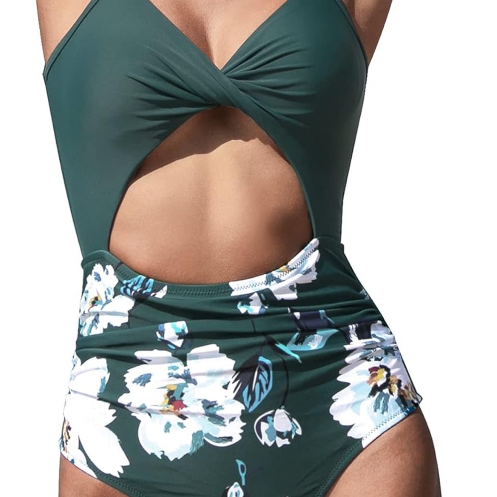Cupshe Green and White Floral One-Piece Swimsuit with Twisted Front